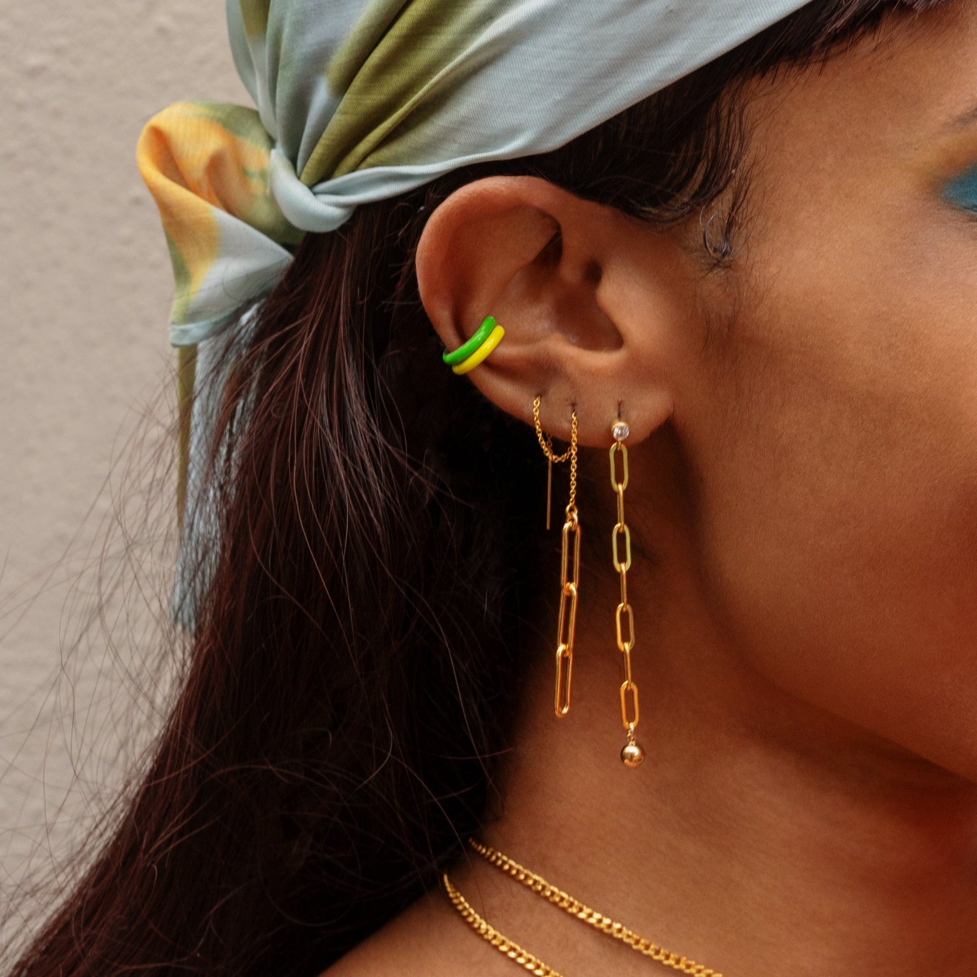 Orecchino a polsino verde classico