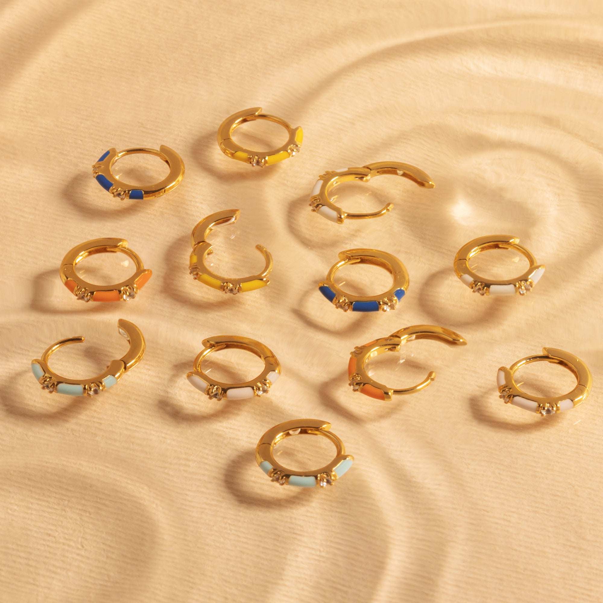 Koraal Oranje CZ Huggie Hoepel