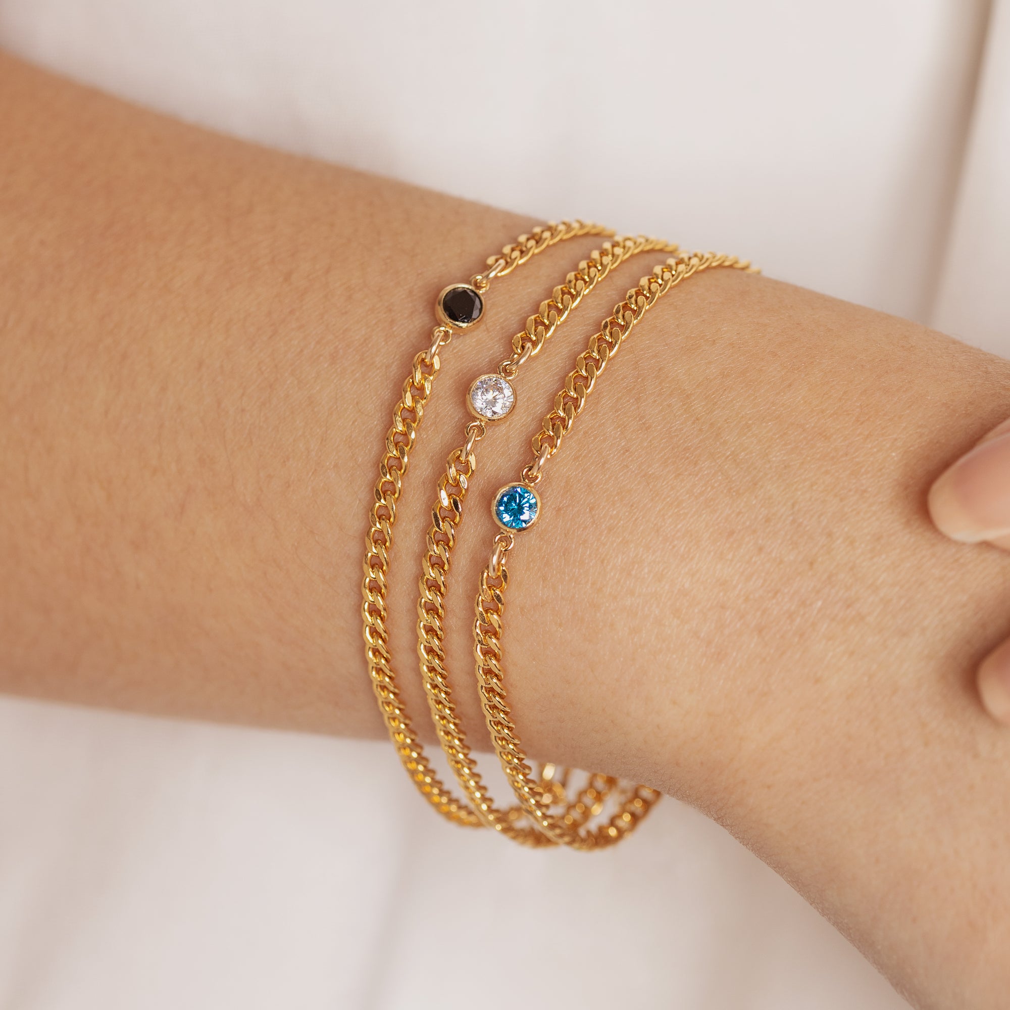 Bracciale con catena curb e castone