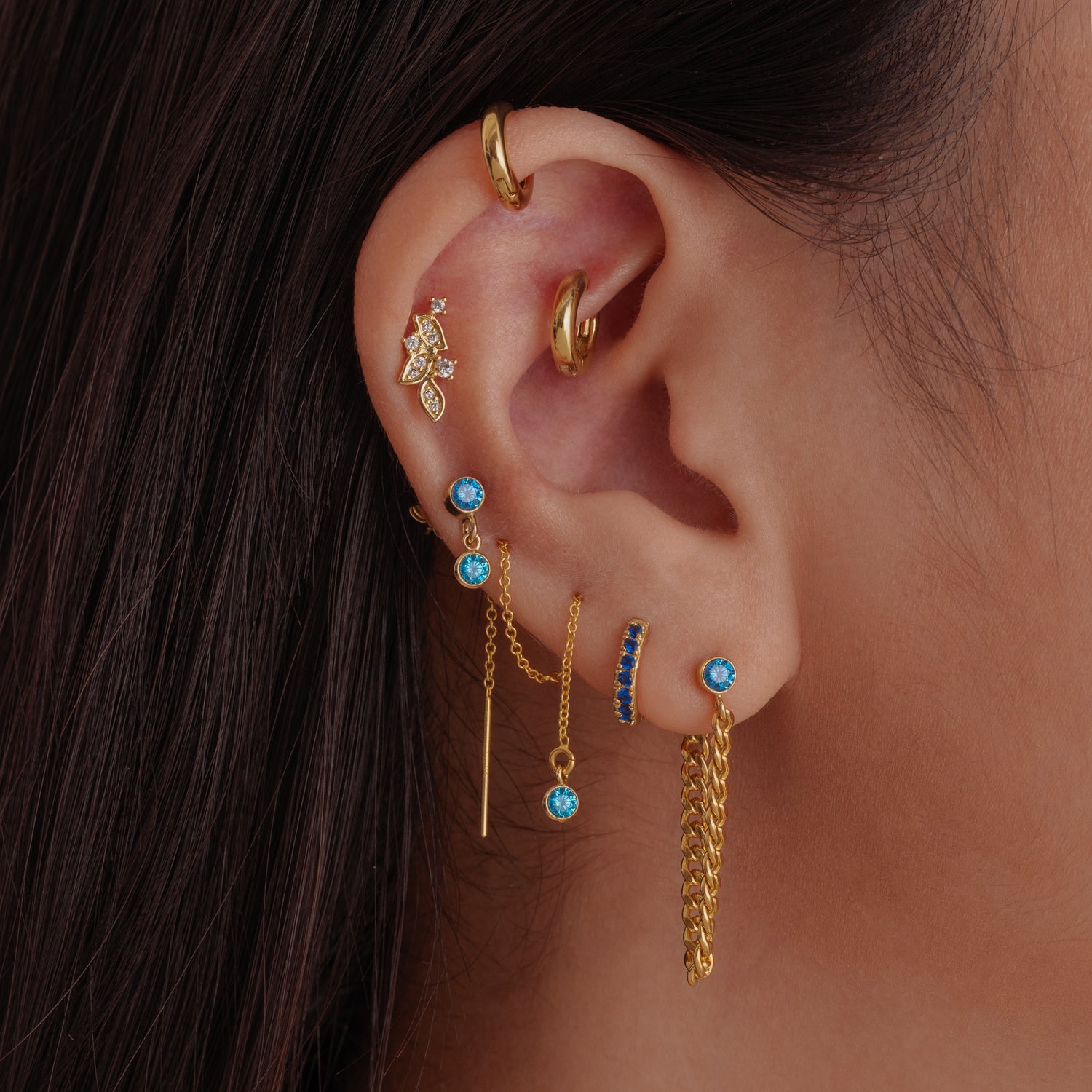Orecchini con catena curb e lunetta in zaffiro