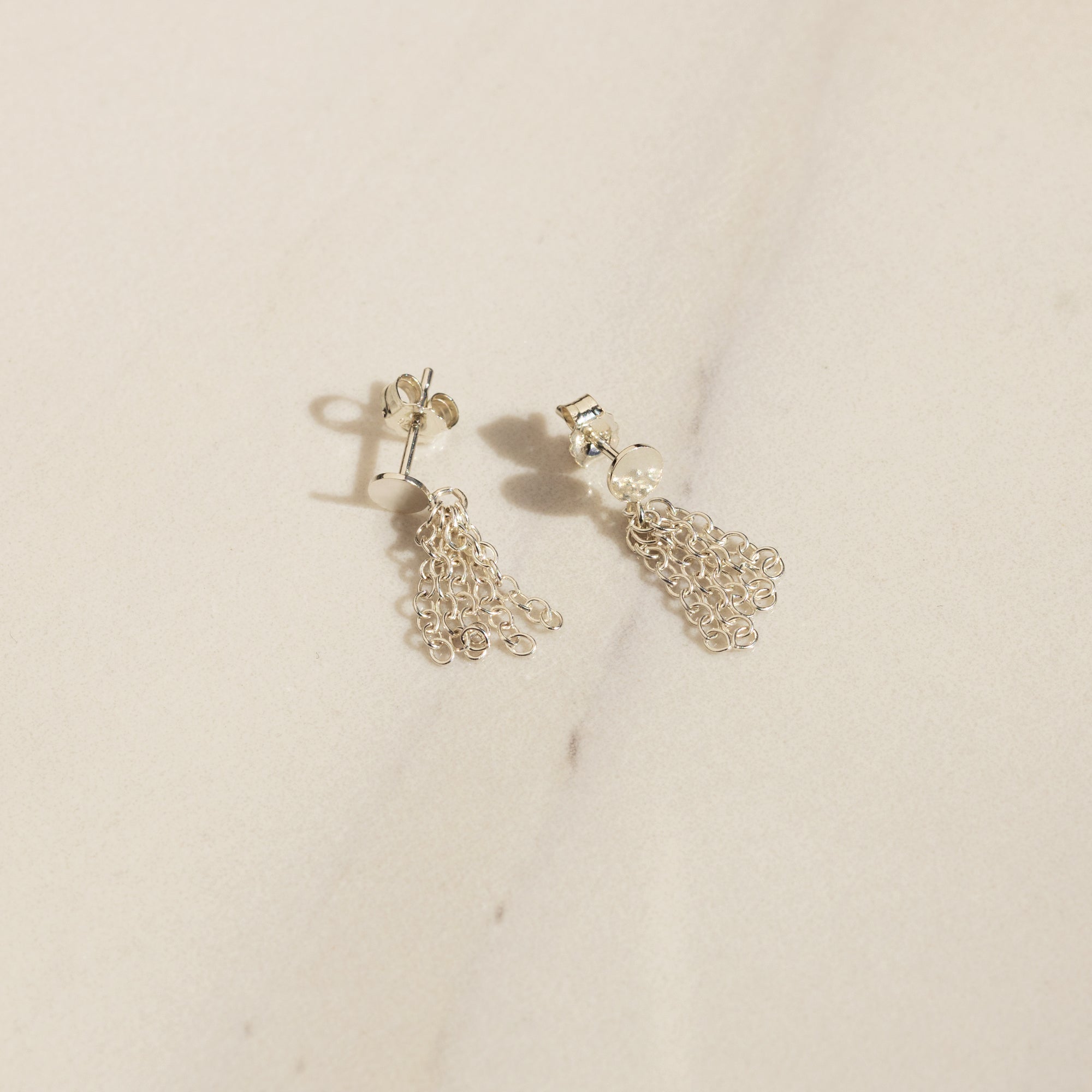 Orecchini a goccia con piccolo nappina