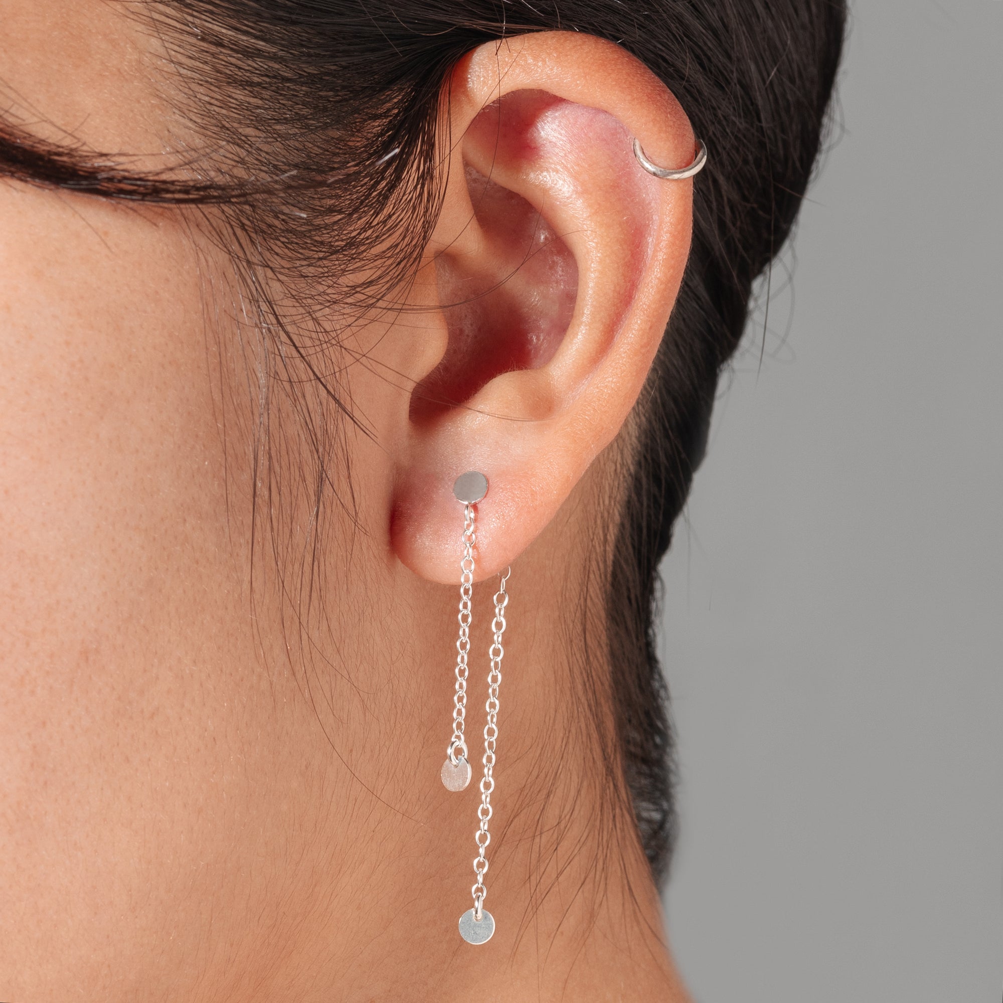 Dubbla skivörhängen med hängande design