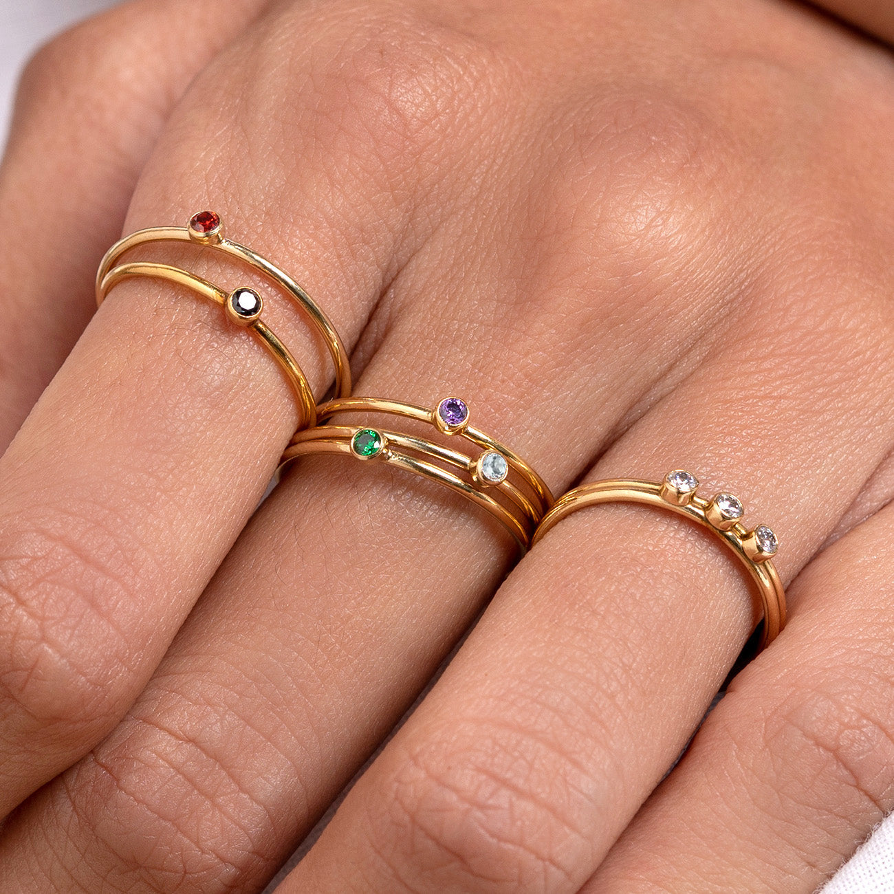 Anello con castone mini granato