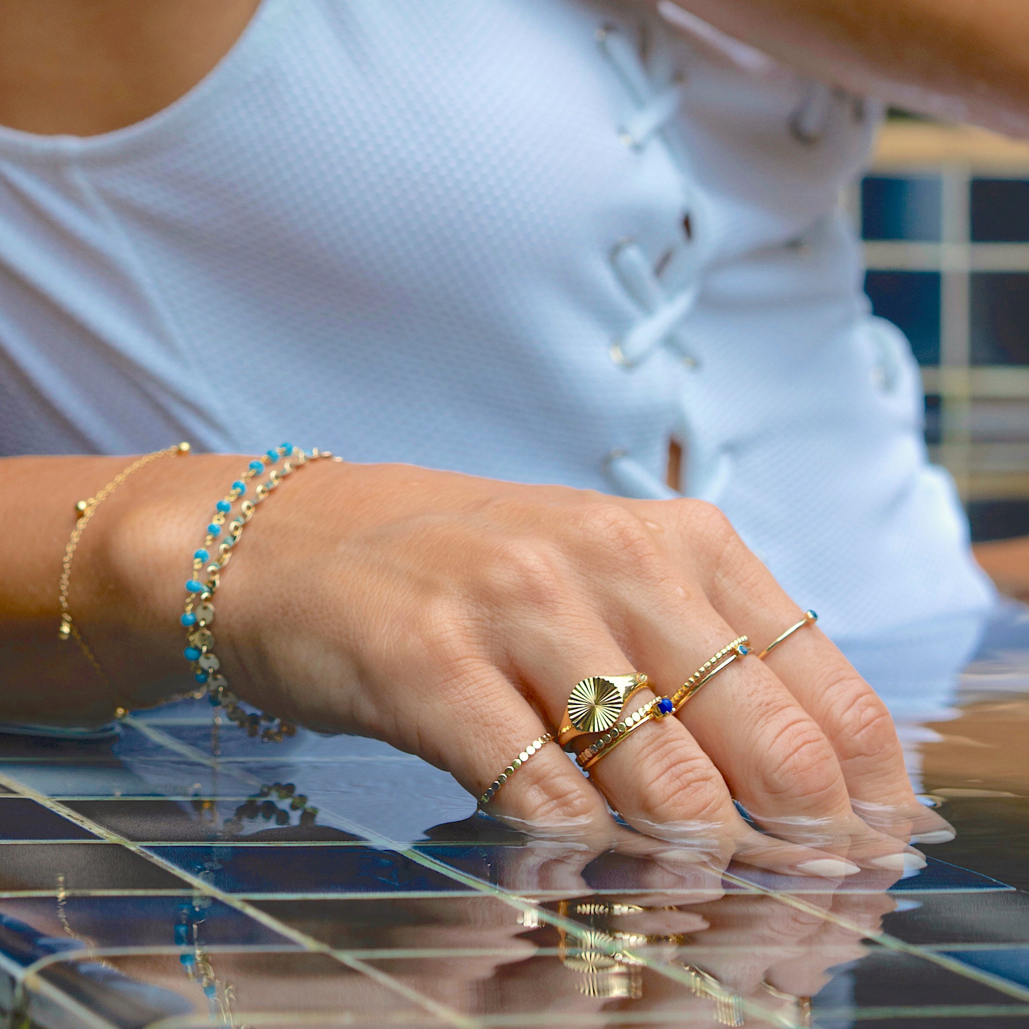 Perlebesat skive-stabelring i guld