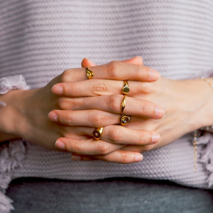 Minimalistyczny pierścionek sygnetowy ze złota