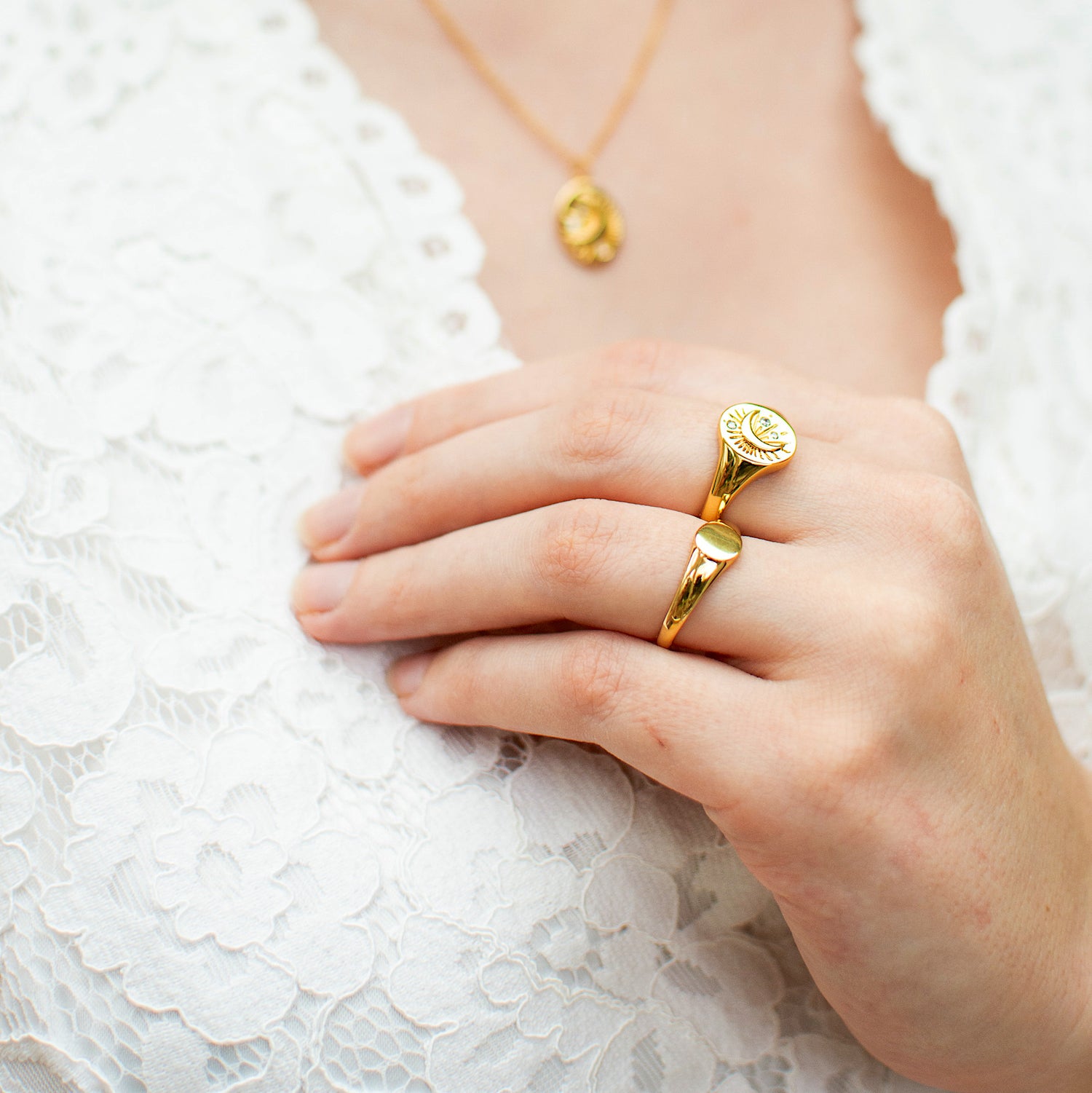 Minimal clearance signet ring