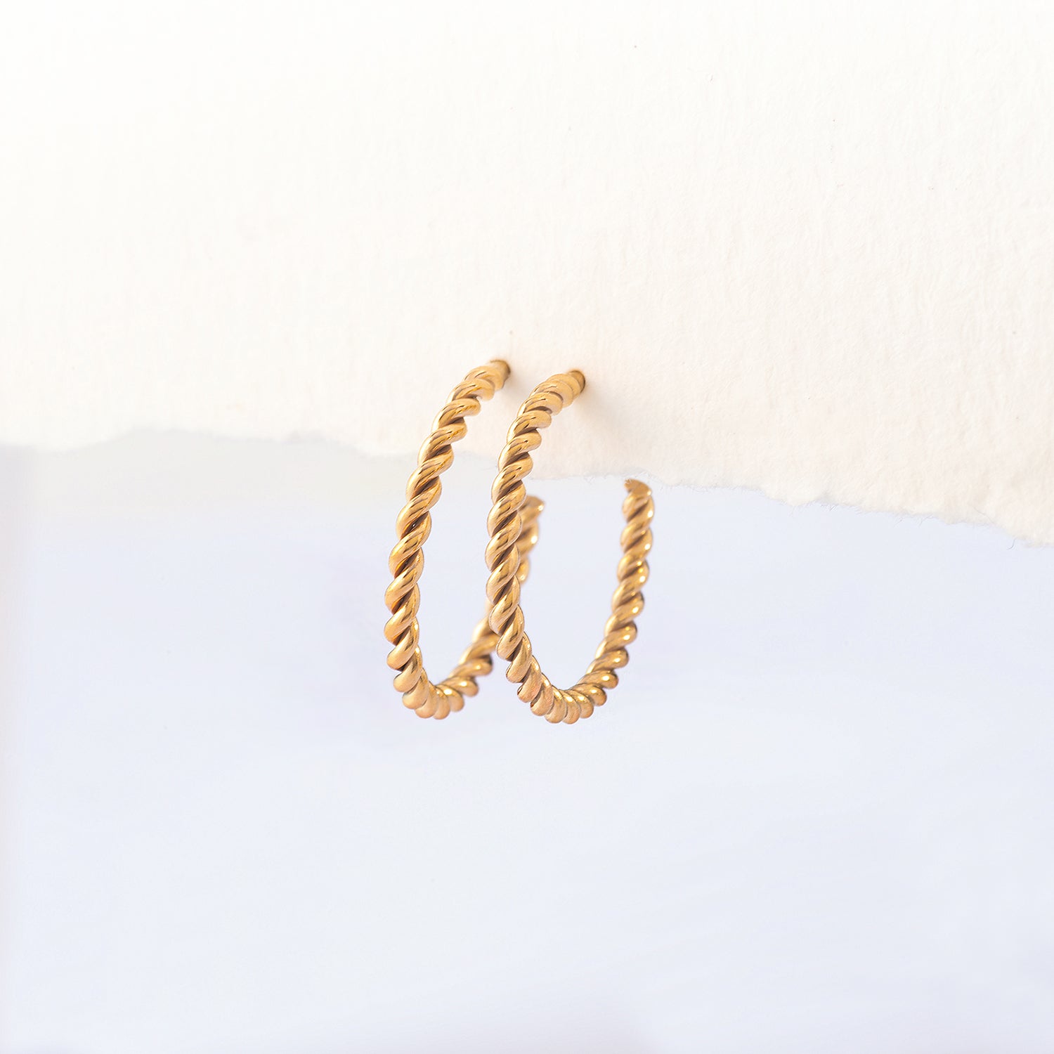 Flätade vridna hoopsörhängen