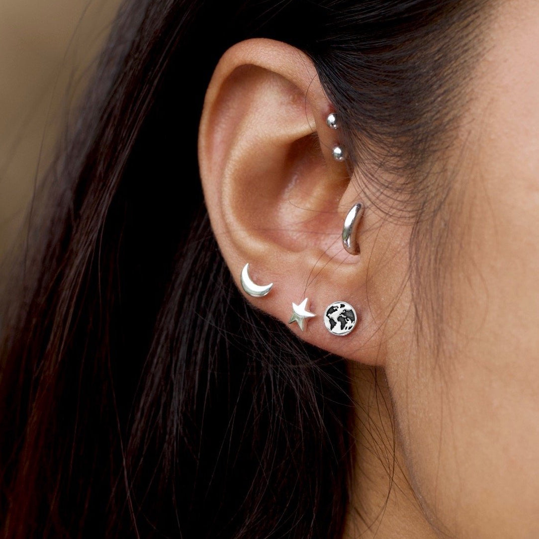 Orecchini a bottone con mappa del mondo