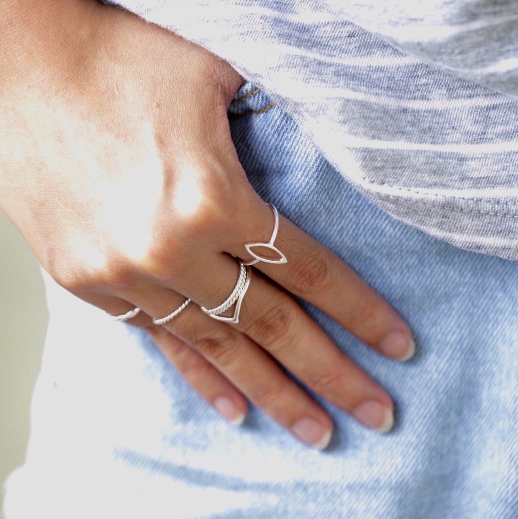 Hamret Chevron-ring i sølv