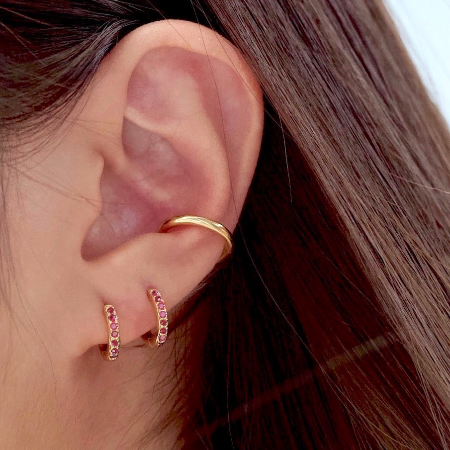 Ruby Pave Huggie Hoop Ohrringe