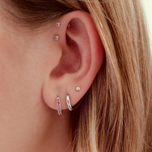 Ruby Pave Huggie Hoop Ohrringe